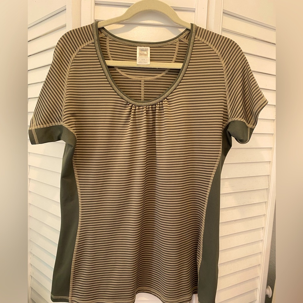 The North Face Women’s “Striped Short Sleeve T-shirt”Size XL Khaki VaporWick EUC